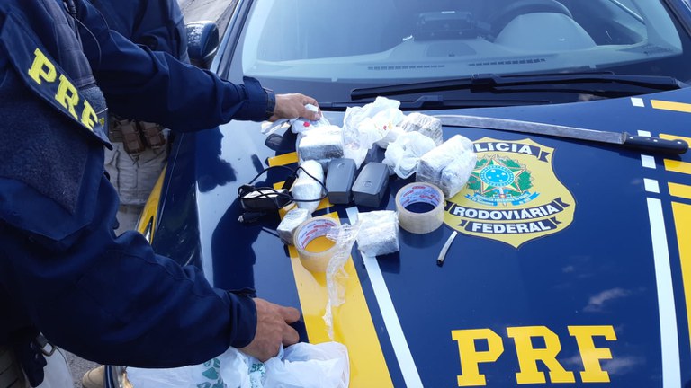 PRF prende dois traficantes com drogas, chips de telefonia e baterias de drone