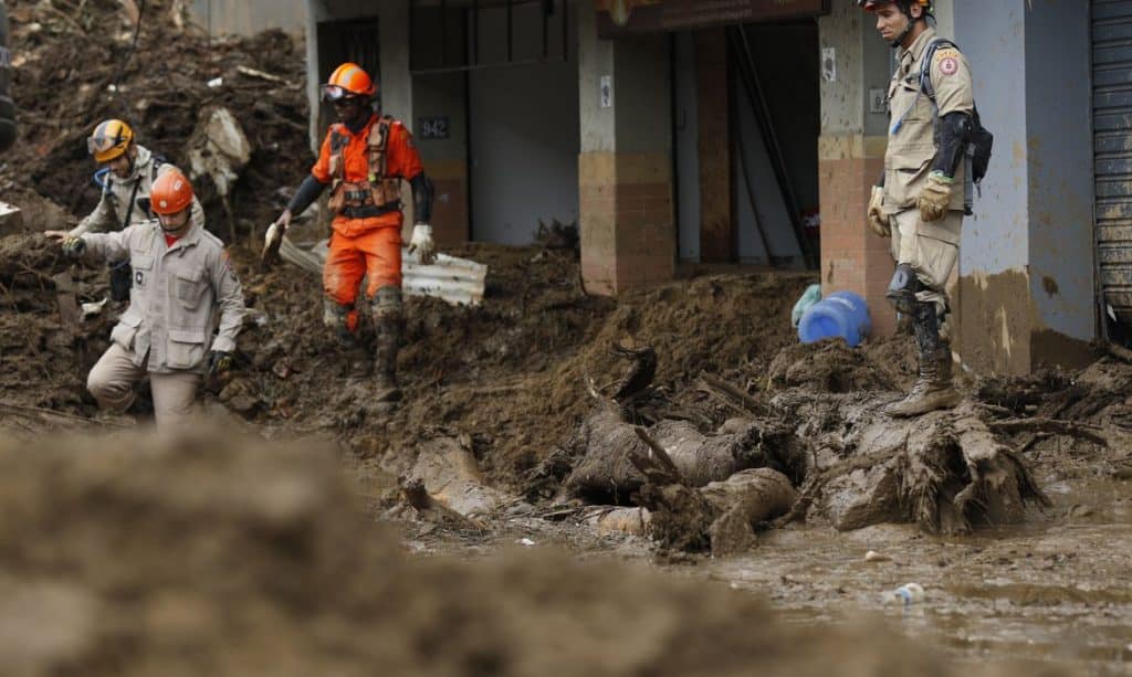 Bombeiros atualizam número de mortos em Petrópolis para 176.