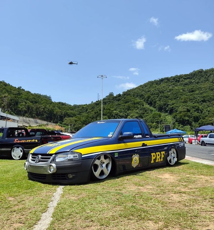 Saveiro caracterizada como viatura da PRF é apreendida em Balneário Camboriú.