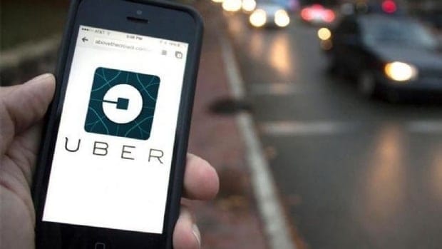 Uber deverá indenizar passageira ferida com foice camuflada em banco de veículo.