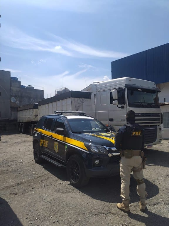 PRF apreende carreta usada para provocar acidente em rodovia do PR.