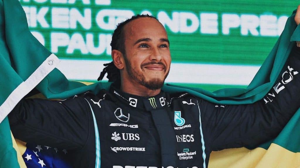 Hamilton lamenta decisão que derruba direito ao aborto nos EUA.