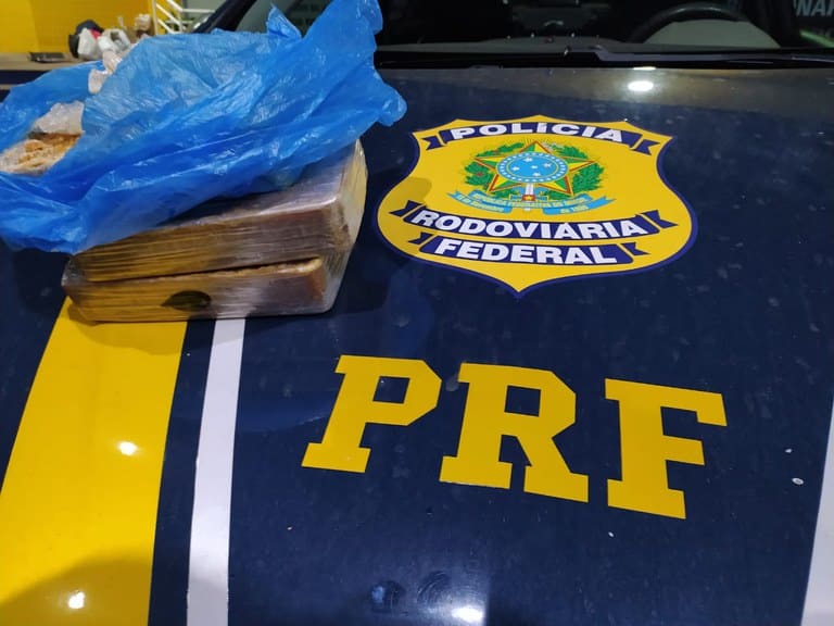 Mulher é presa transportando crack na companhia da filha de 12 anos.