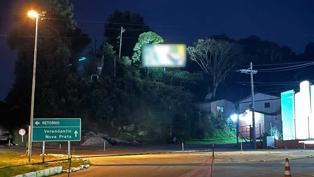 Juíza Eleitoral determina retirada de outdoor com imagem de Bolsonaro às margens da BR-470.